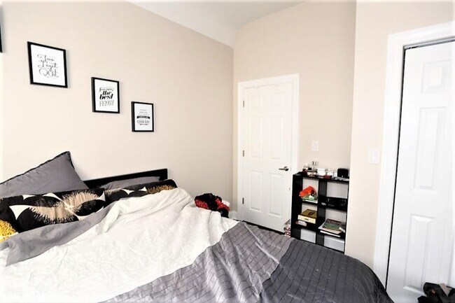 Foto del edificio - 3 bedroom in Chicago IL 60625
