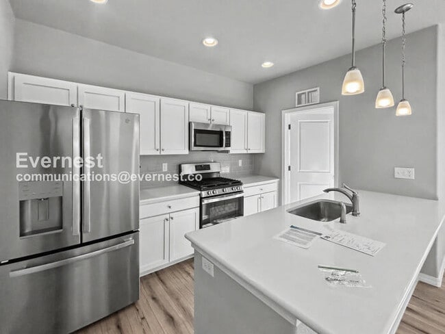 Building Photo - 2 Bed/2 Bath Home with Fenced Yard & Garage / Available Now!