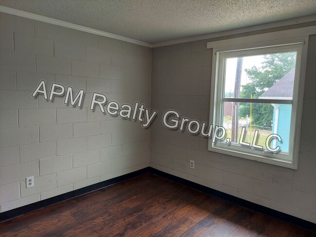 Building Photo - Two bedroom apt near Harden Street