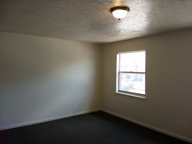 Building Photo - 4847 Sebree Ln