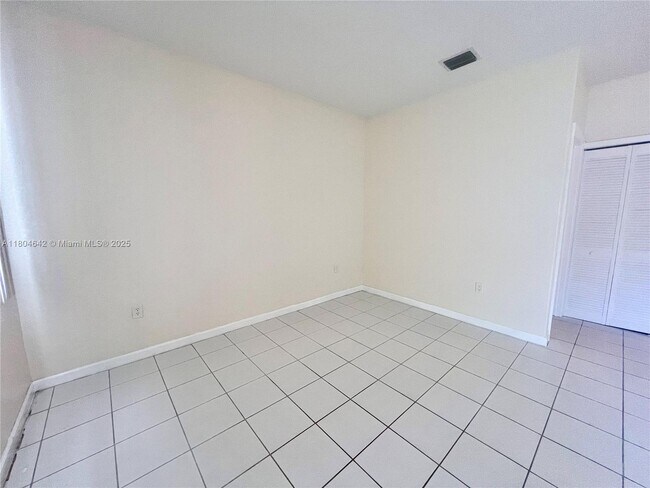 Building Photo - 1429 SE 24th Ct