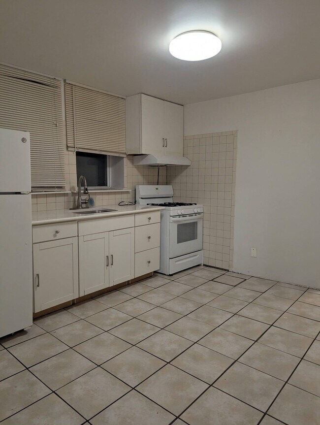 Foto del edificio - 327 Danforth Ave