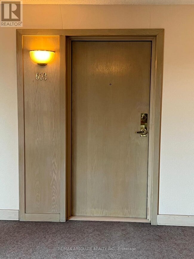 Building Photo - 550 Cambridge St S