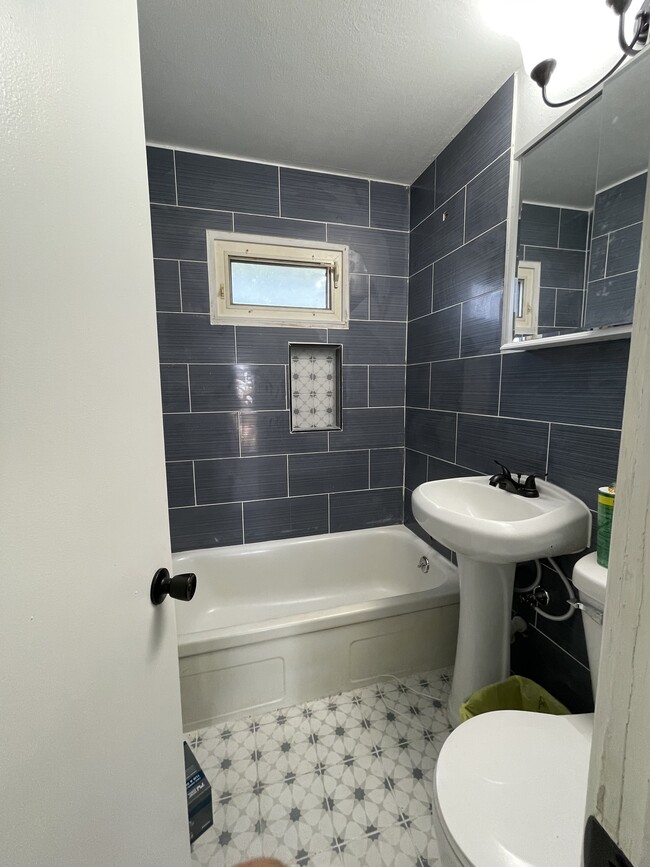 Building Photo - 2813 Hull Ave