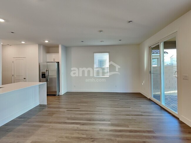 Building Photo - 5832 Vaes Dothrak St