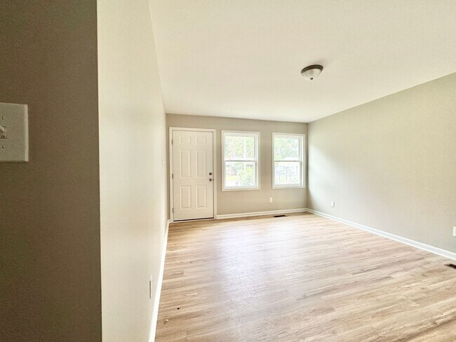 Building Photo - Renovated 3-bedroom convenient to I-40