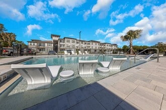 Building Photo - Everest Largo Apartments