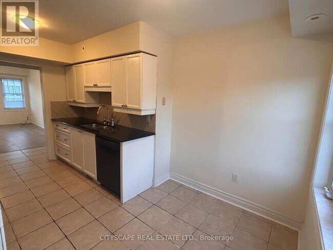 Building Photo - 600 Shoreline Dr