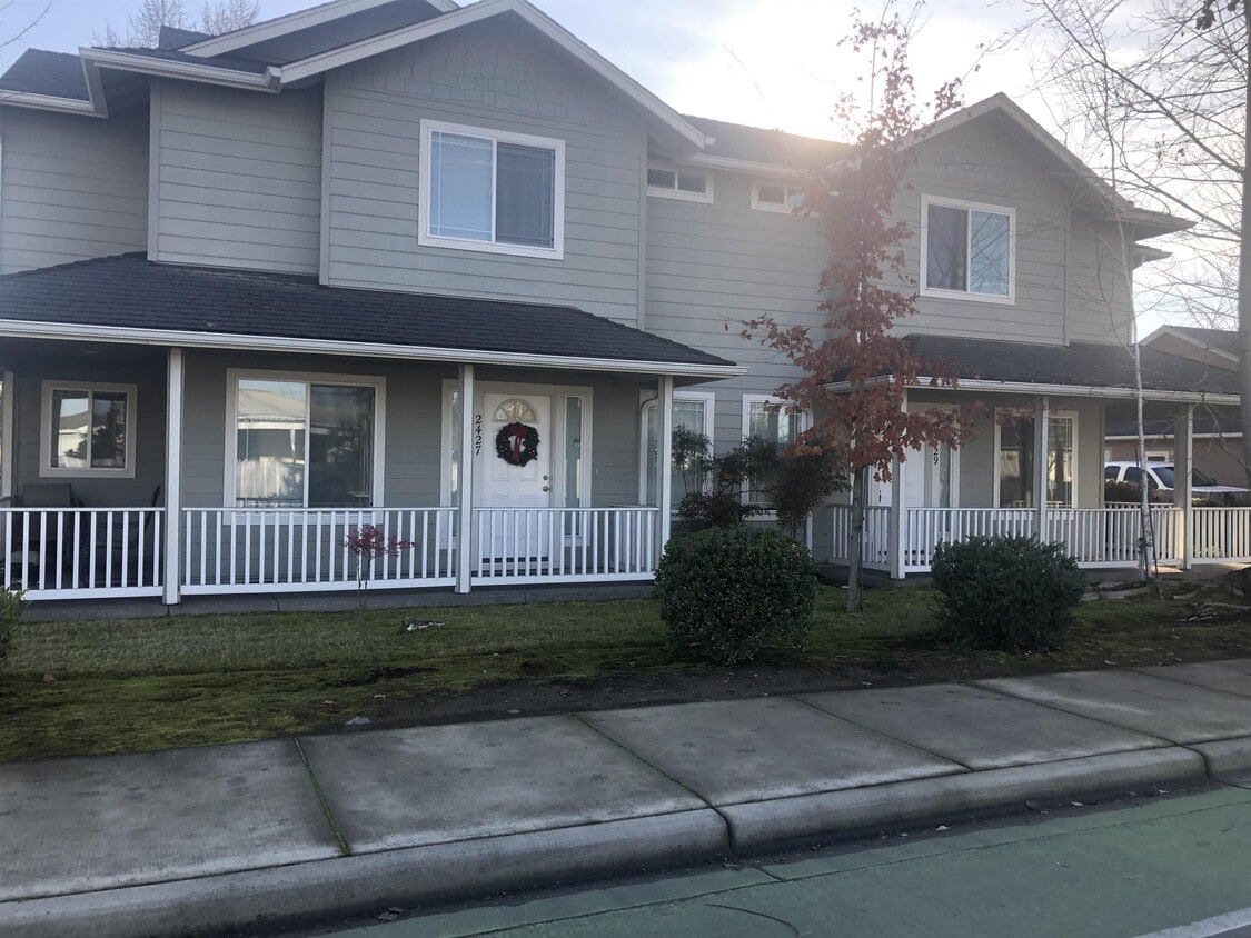2429 Redwood Ave, Grants Pass, OR 97527 Townhome Rentals in Grants