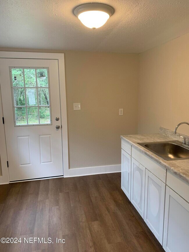 Building Photo - 307 Country Living Cir