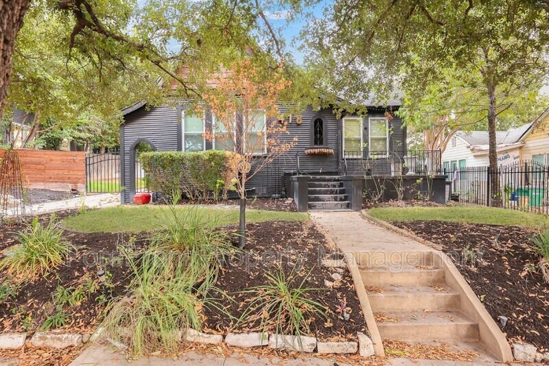 Primary Photo - 418 W Rosewood Ave
