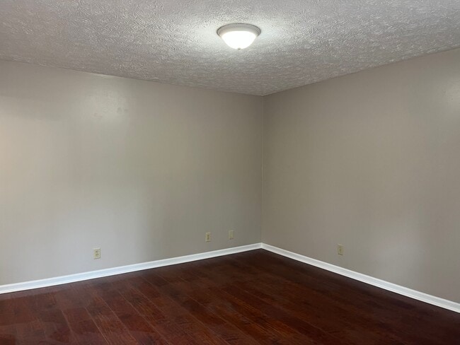 Building Photo - 480 E Red Bud Rd