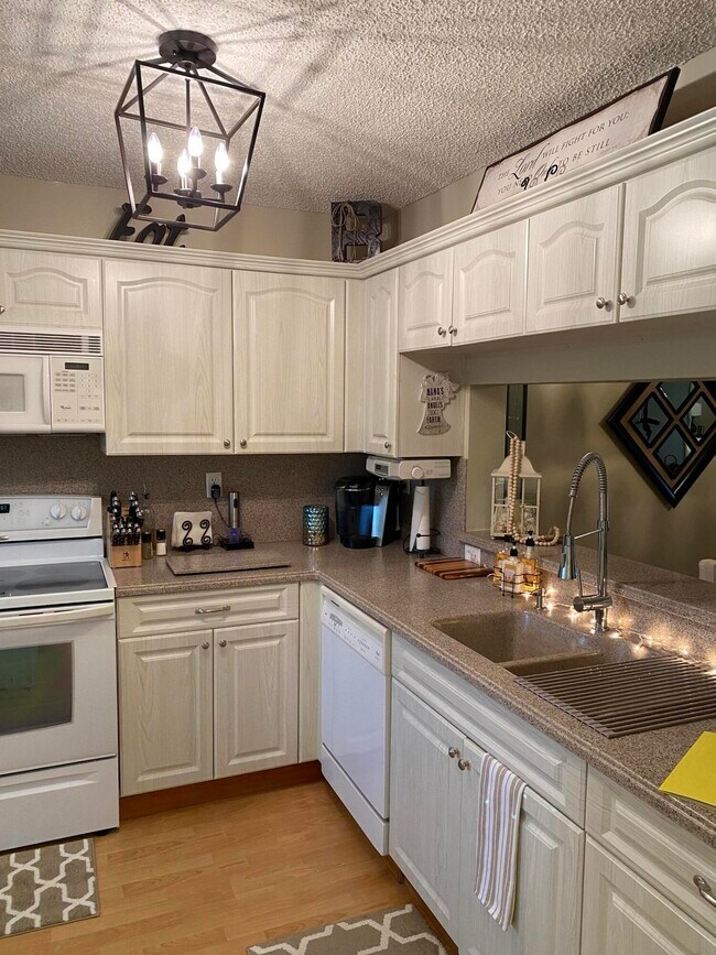 Foto del edificio - 4734 Lucerne Lakes Blvd