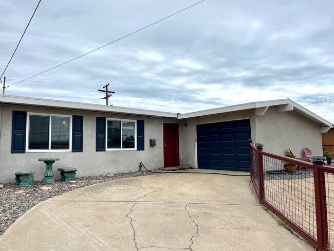 Foto del edificio - SD: Spacious 4BD/2BA Home in Imperial Beach with Large Yard, Turf Backyard & Attached Garage