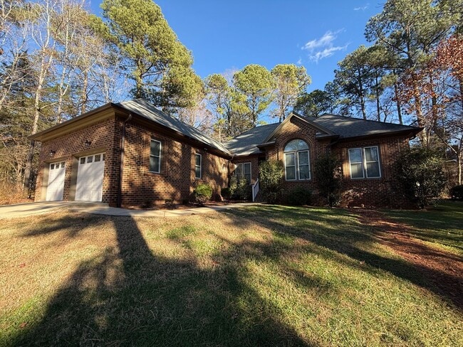 Building Photo - Charming 3BD, 2BA Raleigh Ranch-Style Home in a Quiet Neighborhood Near Crabtree Valley Mall, RDU...