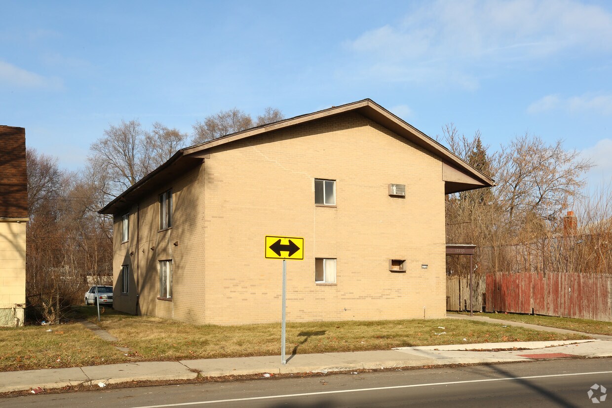 Building Photo - 15730 W Chicago St