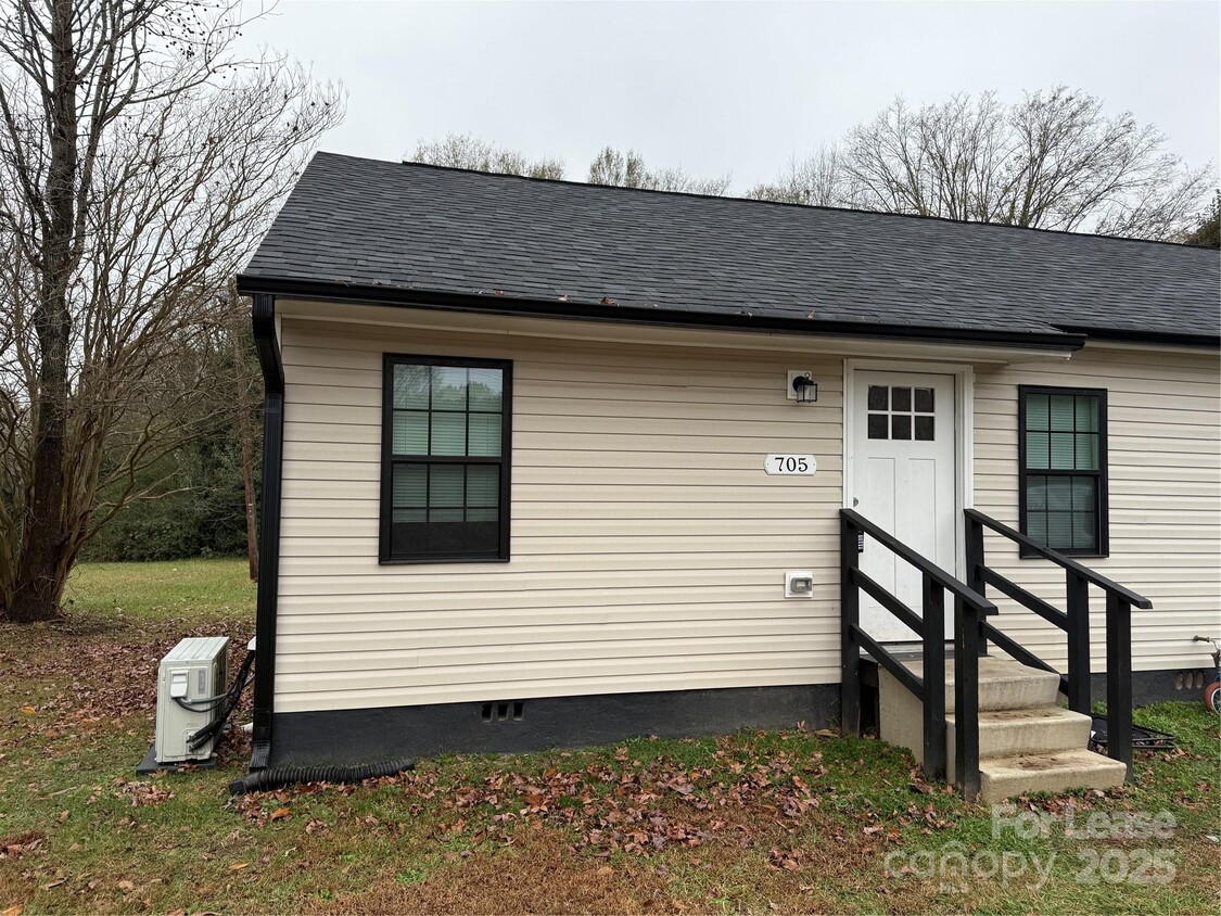 Foto principal - 705 N Main St