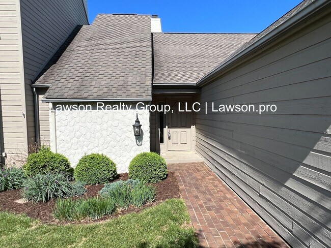 Building Photo - Grand Hunting Hills Townhome with Gorgeous...
