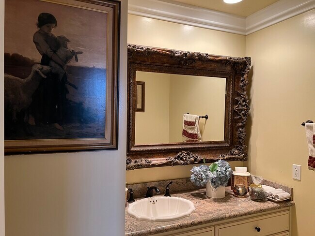 Foto del edificio - 321 N Oakhurst Dr