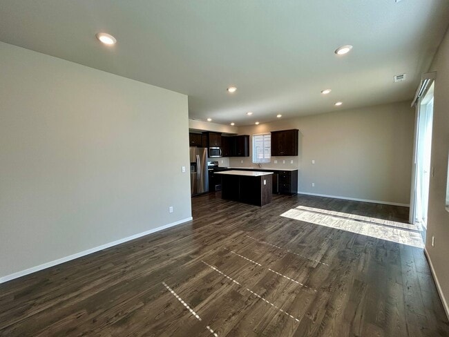 Foto del edificio - Beautiful 4 Bedroom Home with Attached Garage!