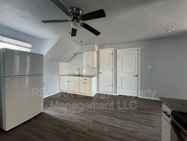 Building Photo - 222 1/2 E Springer Ave