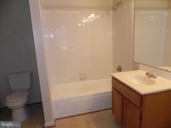 Foto del edificio - 9812 Lake Point Ct