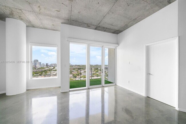 Foto del edificio - 10 SW South River Dr