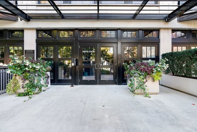 Foto del edificio - 1001 W 15th St