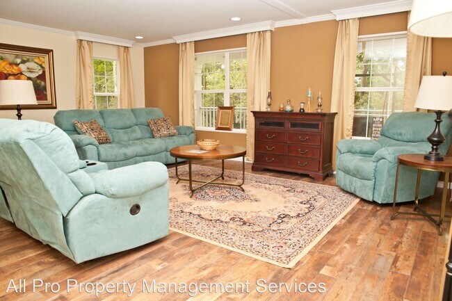 Building Photo - 3 br, 2 bath House - 805 Thorngrove Pike