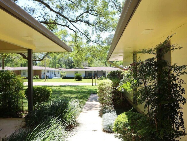 Building Photo - 2 Bedroom 1 Bath Available September 1. Cl...