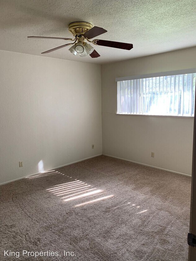 Building Photo - 305-307 La Vida Way