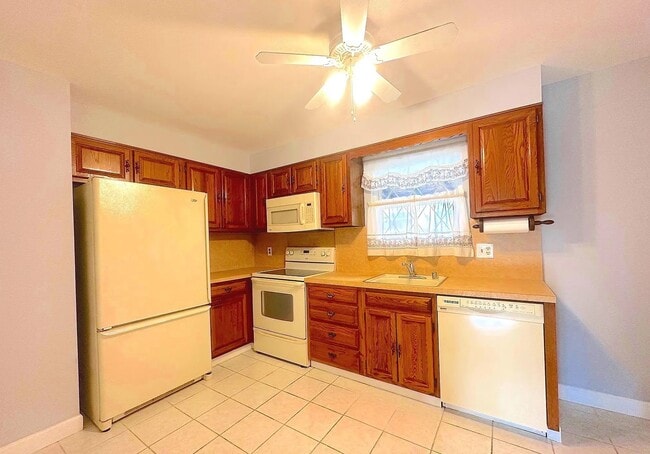 Building Photo - 945 Elm Rd