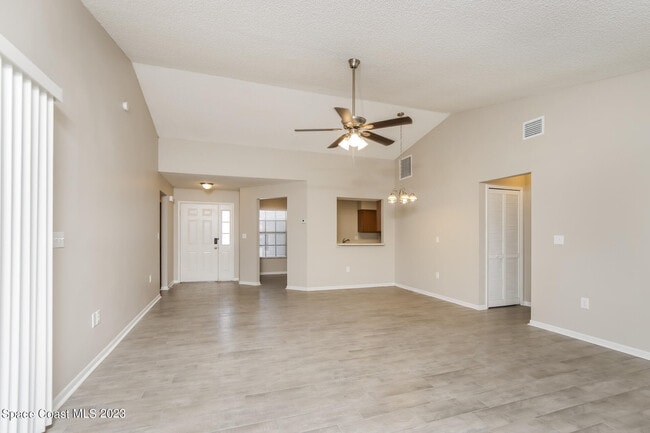 Foto del edificio - 865 Pine Wood Ave