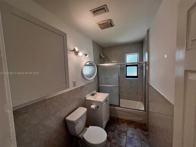 Foto del edificio - 2443 Rodman St