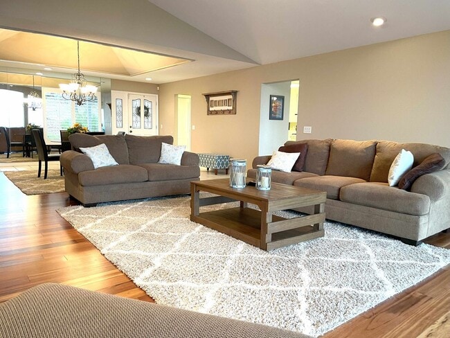 Foto del edificio - Elegant 4 bedroom 2.5 bath home, Completely Furnished