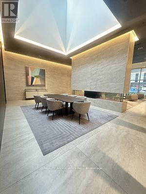 Building Photo - 2221 Yonge St