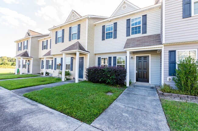 Foto del edificio - Looking for a townhome in Hubert?