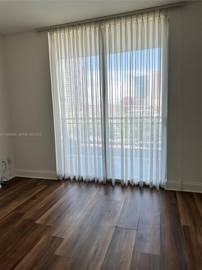 Foto del edificio - 690 SW 1st Ct