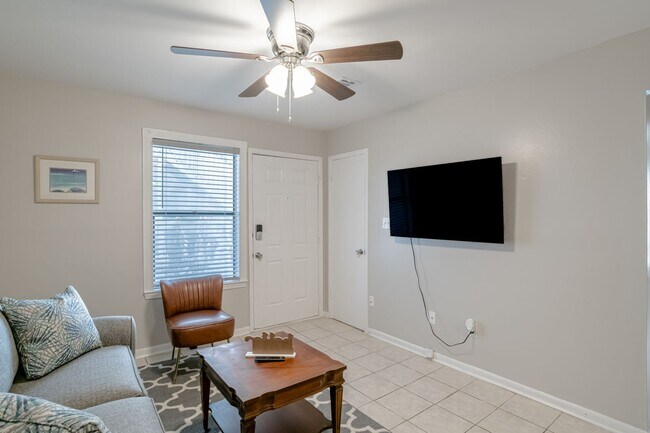 Foto del edificio - Centrally Located 1 Bed/1 Bath Coastal Condo