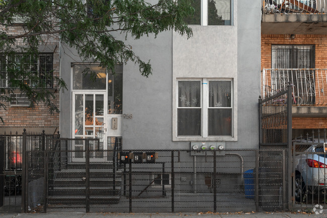 Building Photo - 958 Madison St