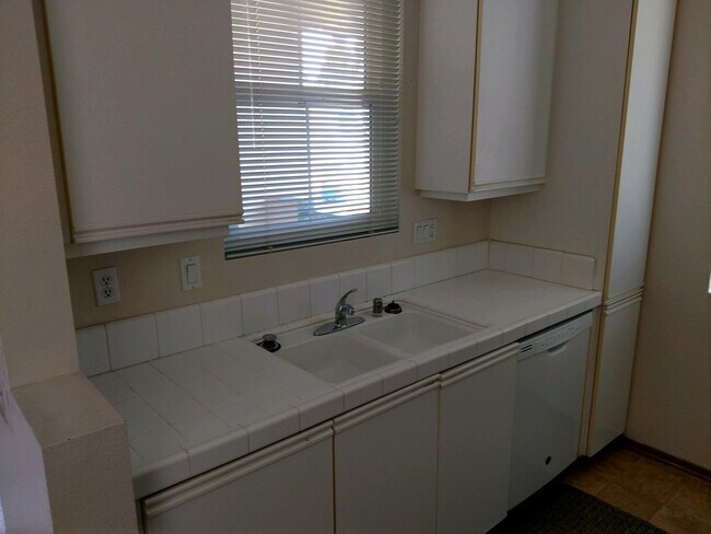 Foto del edificio - Upper level corner unit in the Hilltop of ...