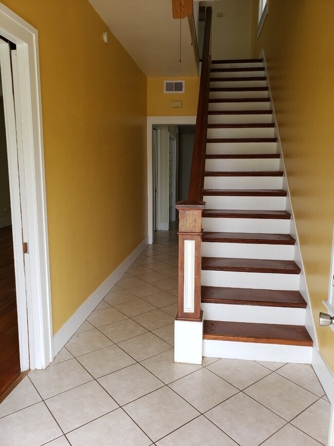 Building Photo - Charming 3 bedroom 4 blocks to the beach!