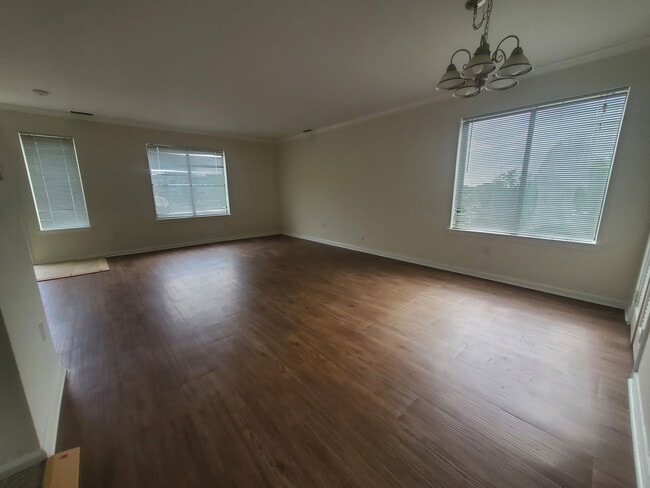 Building Photo - 31 Stuart Ave