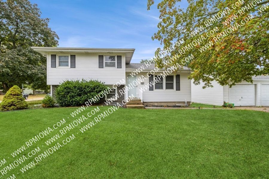 Primary Photo - Fenced in Yard! 3 Bedroom, 1 Bath Home in ...