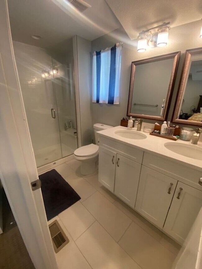 Building Photo - Beautifully Remodeled 3 Bedroom, 3 Bathroo...
