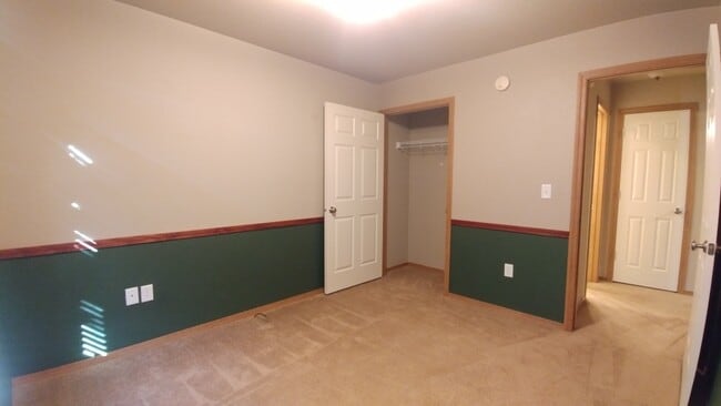 Building Photo - Beautiful Canyon Creek Home