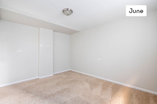 Foto del edificio - ROOM ONLY in 4-bed/3.0-bath Home