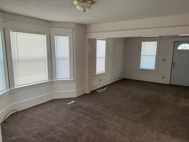 Building Photo - 684 Hawthorne Ave E