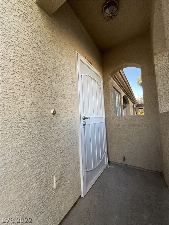 Building Photo - 3400 Cabana Dr