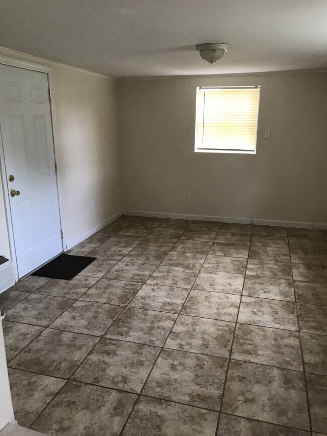 Building Photo - 1860 Lynncrest Rd